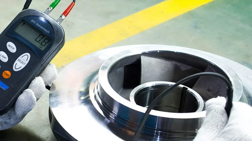 Maßprüfung eines bearbeiteten Metallbauteils im Qualitätsbereich in Qingdao