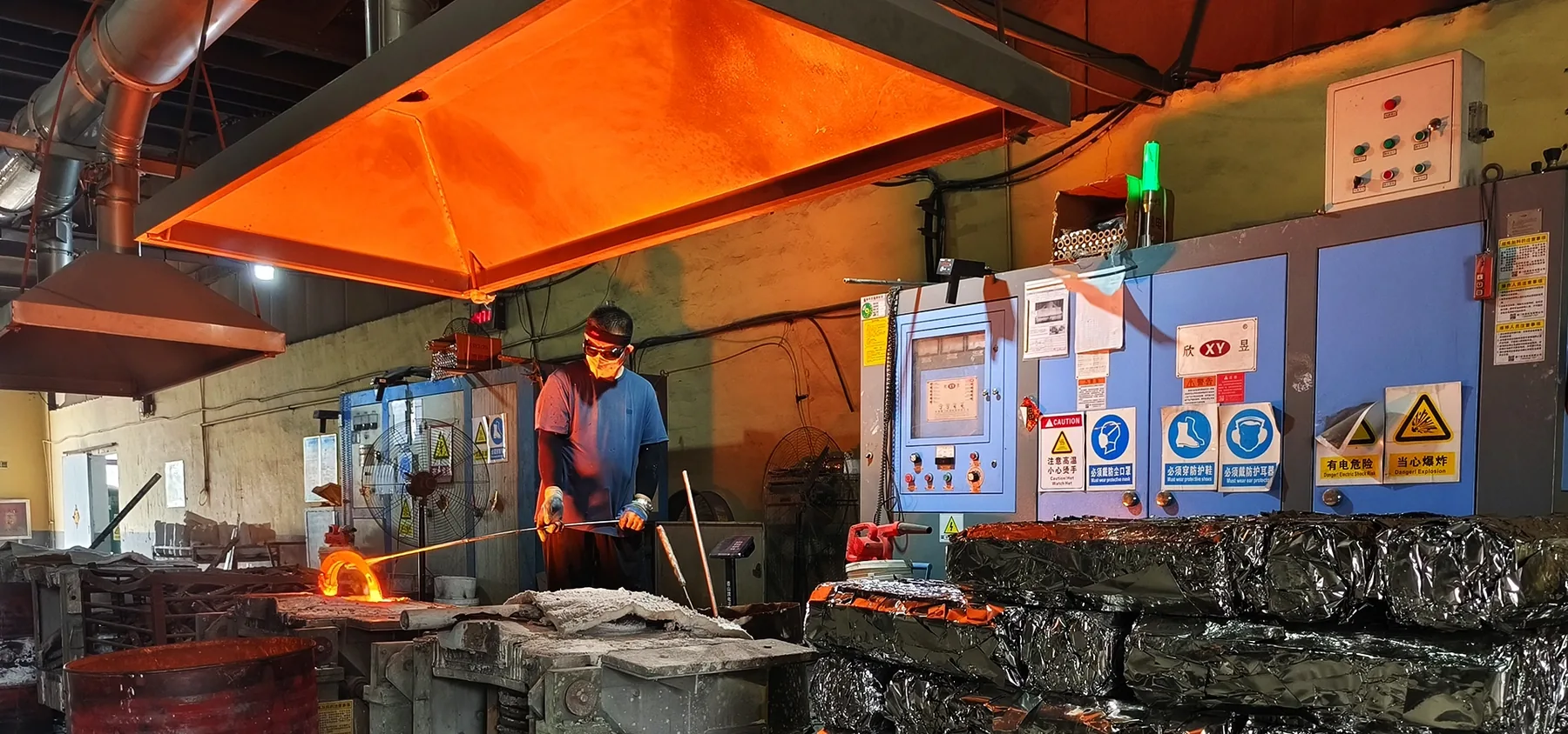 Alloy pouring in the investment casting foundry