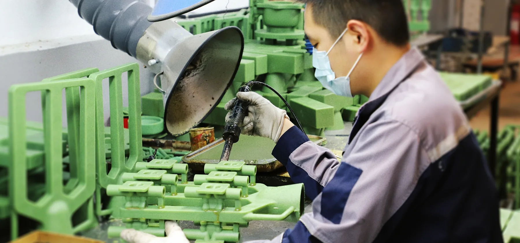 Wax-tree gating and assembly work before shell building in Qingdao